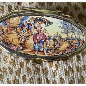 🌸Vintage Bead Pill Box Victorian Colonial Scene💕